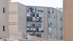 Kondisi bangunan rumah sakit, Soroka Medical Center yang terkena serangan rudal dari Iran di Beersheba pada hari Kamis (18/6).