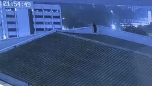 Arya Daru dalam rekaman CCTV saat berada di rooftop Gedung Kemlu