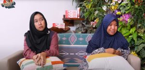 Keluarga Zahra, bibi (kiri) ibu (kanan)