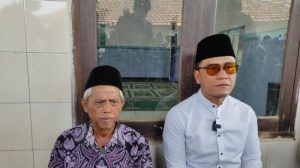 Gus Miftah (kanan) duduk di samping Ahmad Zuhdi (kiri), guru Madin yang didenda Rp 25 juta usai tampar murid, kini mendapat hadiah umrah dan motor dari Gus Miftah