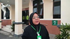 Fitriyani, ibu kandung MAF, memprotes tuntutan jaksa terhadap Serka Darmen Hutabarat dan Serda Hendra Fransisco Manalu yang menembak mati anaknya, dalam persidangan di Pengadilan Militer I-02 Medan, 14 Juli 2025