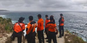 Tim SAR Gabungan melakukan pencarian terhadap pengunjung yang hilang di Pantai Siung Gunungkidul