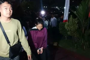 Sebanyak 12 tersangka kasus praktik jual beli bayi saat digiring oleh petugas kepolisian di Mapolda Jabar, Kota Bandung, Senin (14/7)