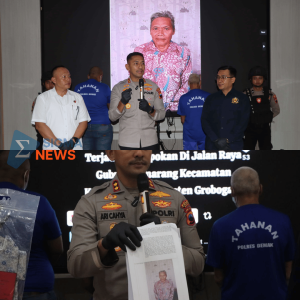 Kapolres Demak, AKBP Ari Cahya Nugraha, menunjukkan wajah MR, pelaku kekerasan seksual (guru Madrasah) terhadap anak di lingkungan Madin di Kecamatan Demak, Kabupaten Demak, Jawa Tengah, Selasa (8/7)
