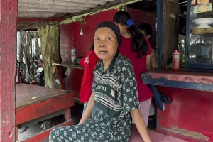 Pemilik warung makan dekat lokasi penemuan mayat, di kali belakang Emporium Pluit Mall, Penjaringan, Jakarta Utara, Astuna (60) pada Jumat (8/8/2025).