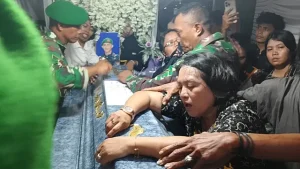 Isak tangis orang tua Prada Lucky Namo saat peti jenazah ditutup.