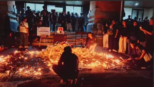 Ratusan mahasiswa dan alumni menggelar renungan malam di area kampus, menyalakan lilin sebagai bentuk duka cita dan doa bersama atas kepergian Timothy