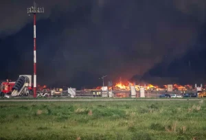 Petugas pemadam kebakaran berupaya memadamkan kebakaran yang terjadi di bagian kargo Bandara Internasional Hazrat Shahjalal di Dhaka, Sabtu (18/10/2025) malam.